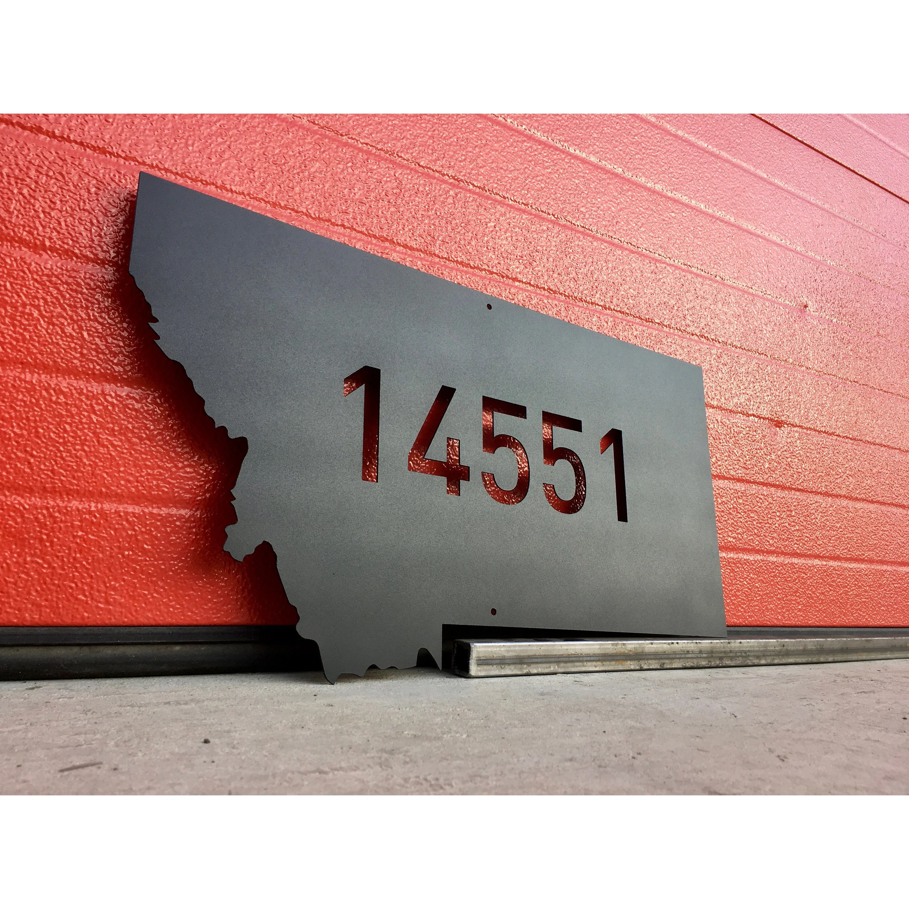 I would like the Street Name as well as the numbers and also need to put in the ground so need metal posts