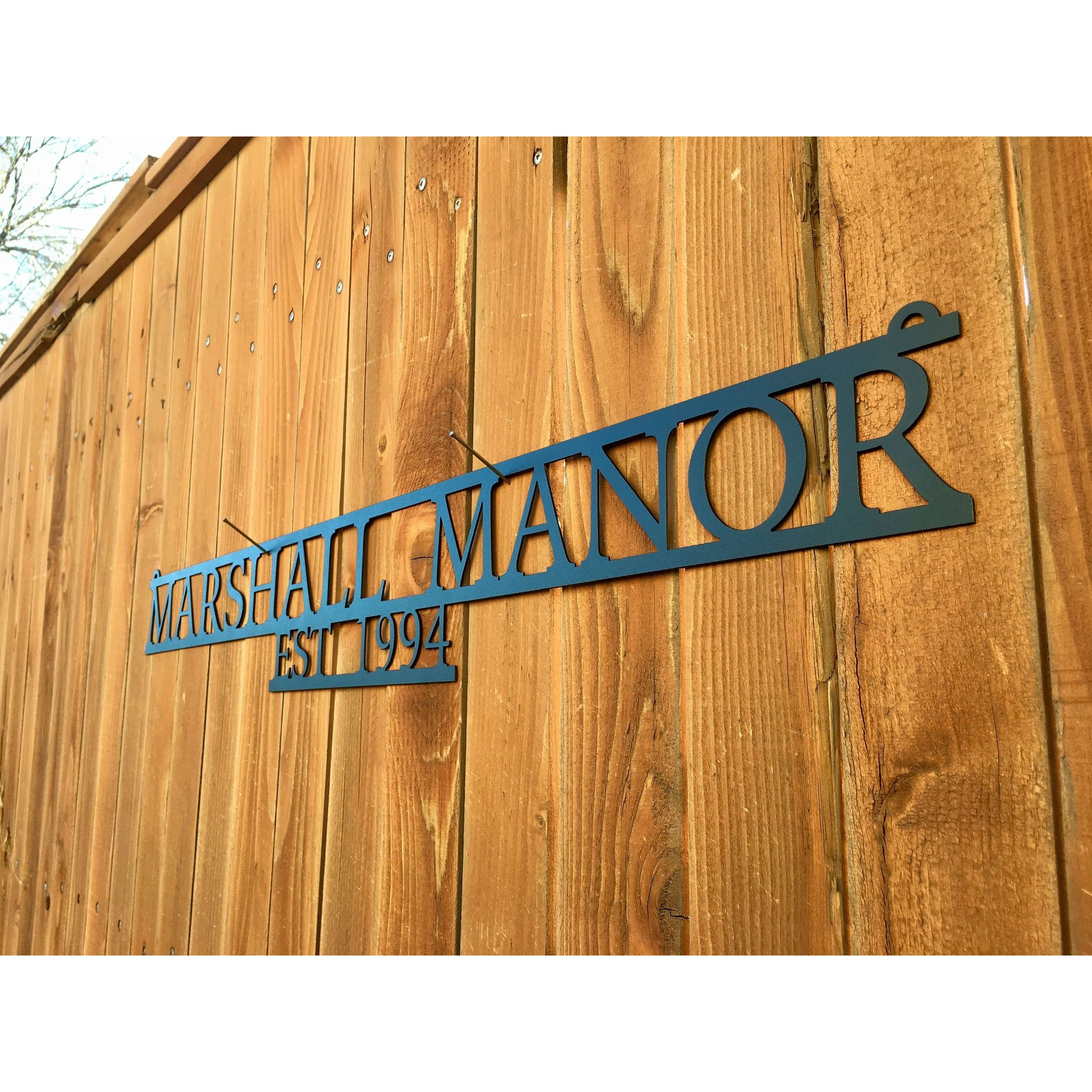 Is the manor sign suitable as a gift?